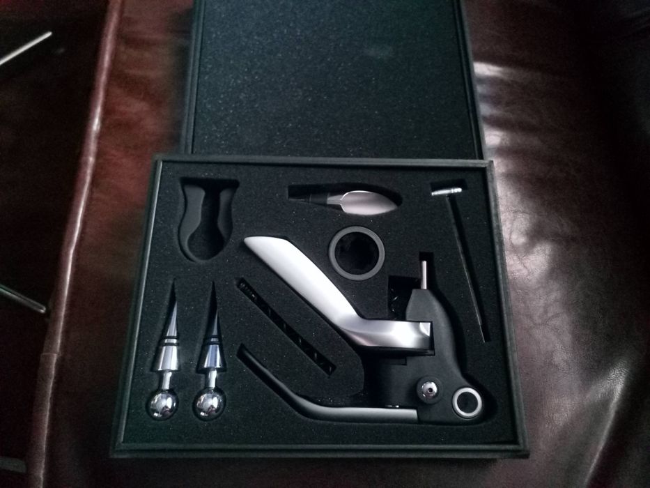 Set accesorii pentru vin:tirbușon,dopuri etc