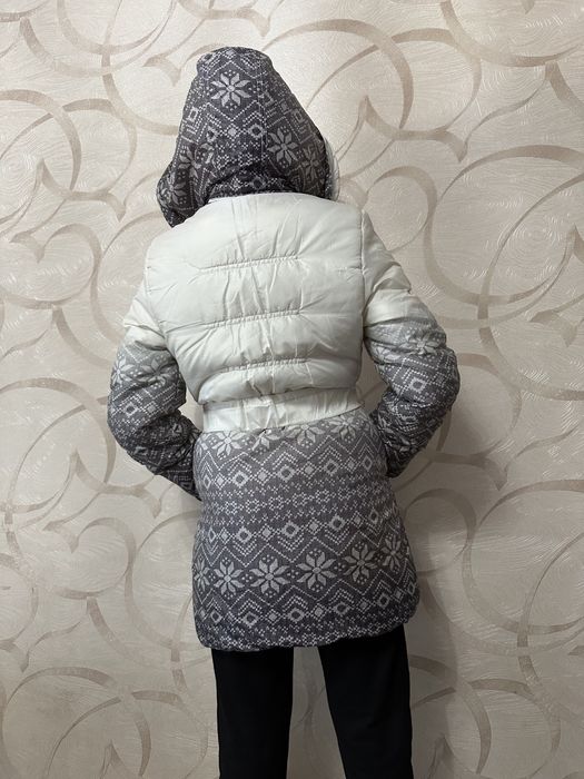 Продам куртку теплую на девочку 8-10 лет.