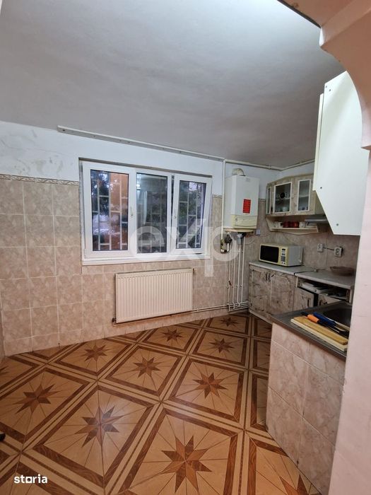 Apartament de vanzare – 4 camere ,Parter , Micro 12