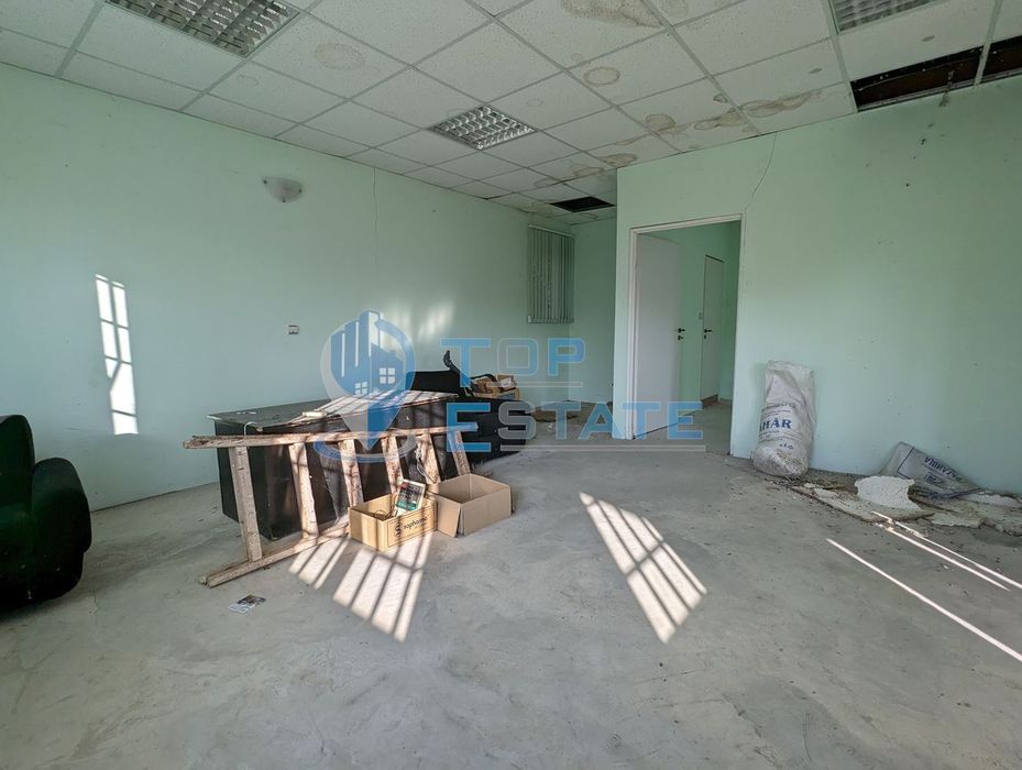 Търговска сграда в центъра на село Самоводене