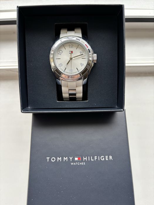 Ceas Tommy Hilfiger cu bratara de silicon