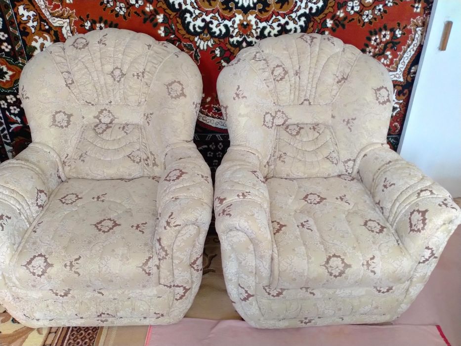 Диван и два мягких кресла