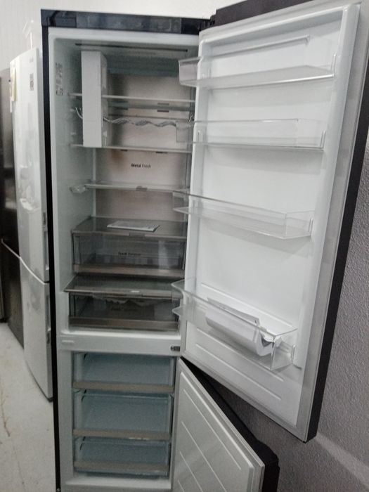 Vând combina frigorifica LG Clasa A