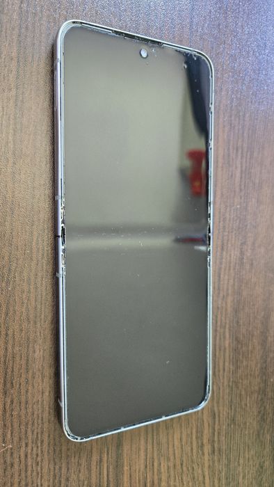 Samsung Z flip 5 512GB Silver - проблем