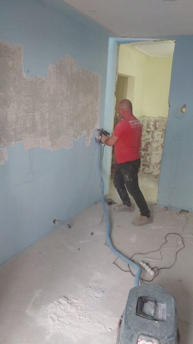 Rindea electrica concepută pentru nivelarea  vopselei,chitului și a tencuilei