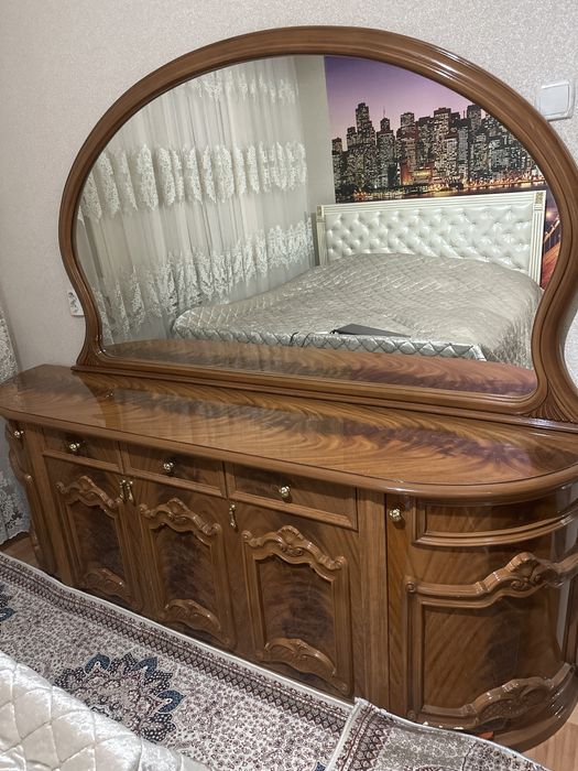 Камод,стол,стулья