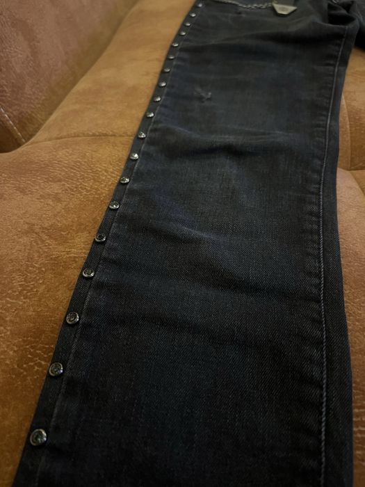 Елегантни черни дънки с много красив акцент по крачолите