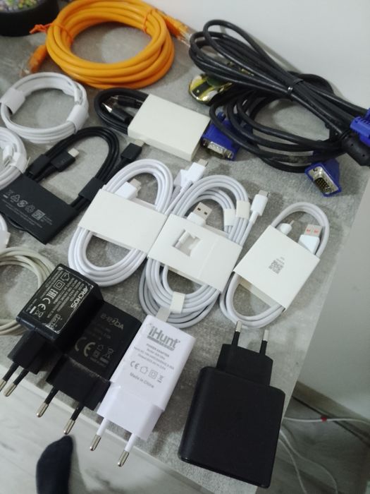 Cablu de telefoane    Incarcatoare   Noi   Cutii de telefoane