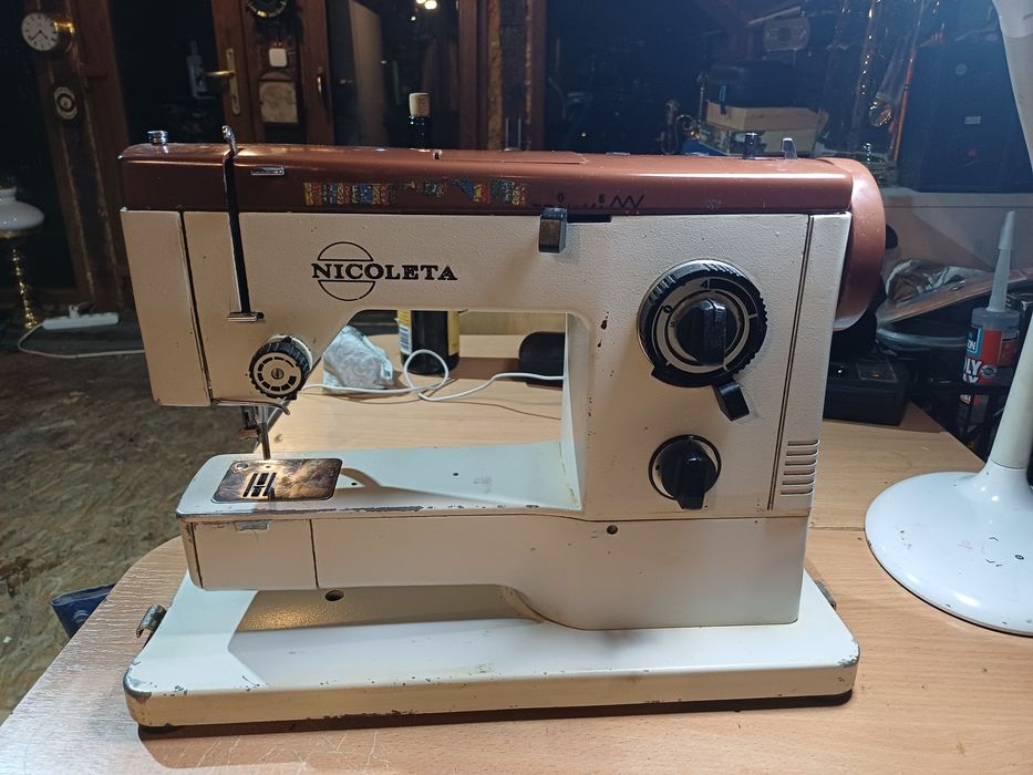 Masina de cusut NICOLETA,  functionala, necesita reglaj