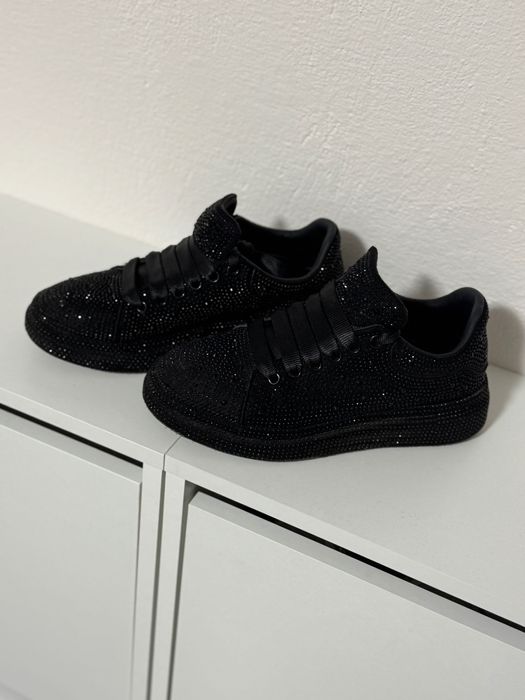 Продавам дамски обувки, носени не повече от 5 пъти, отлично състояние.