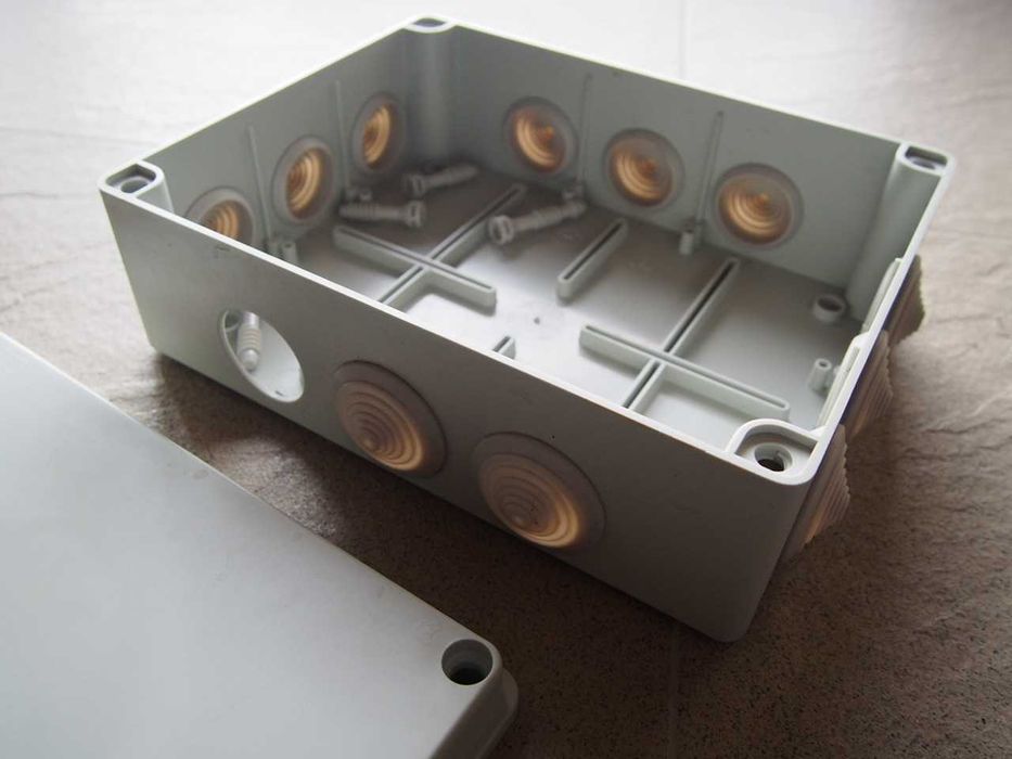 Разклонителна елетро кутия с преходи pawbol