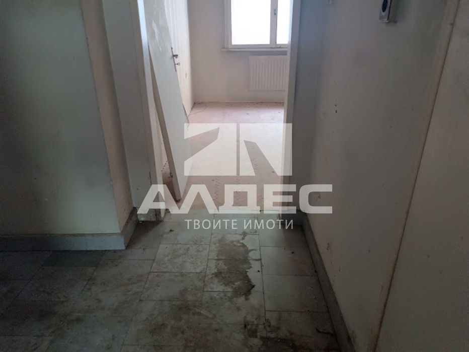 Продава се партерен тристаен ап. в Мед. Академия!