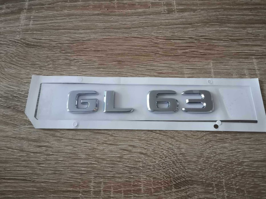 сребрист надпис Mercedes Benz GL 63