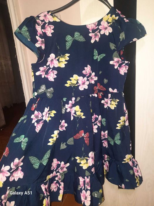 Продоются детские платья. На 3-5 лет. Фирменные, практичеки новые.