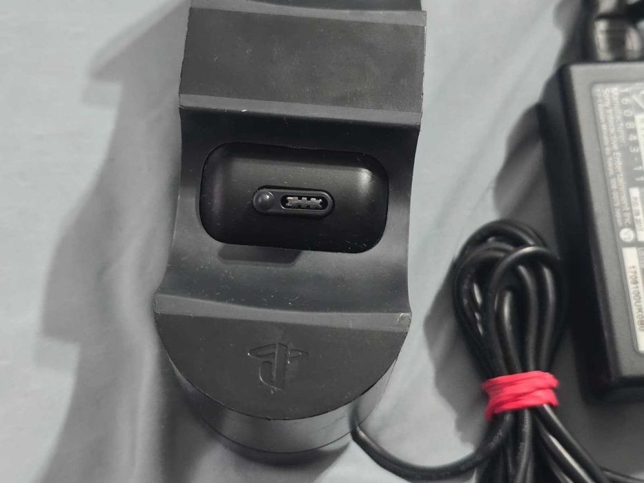 Statie de incarcare dubla originala Sony PlayStation CUH-ZDC1 DC 5V 2A pentru controllere PS4 DualShock 4