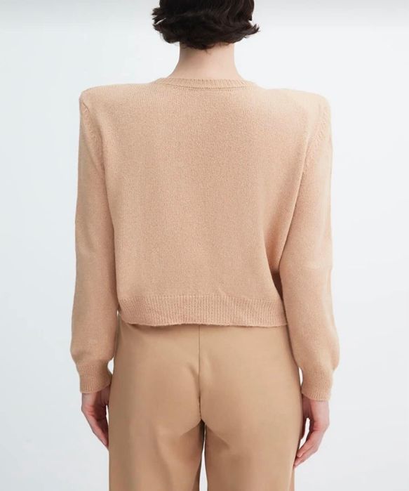 Пуловер с подплънки на раменете Trendyol