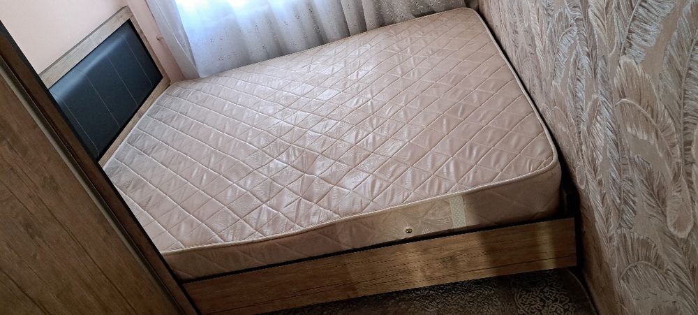 Кровать с матрасов б/у