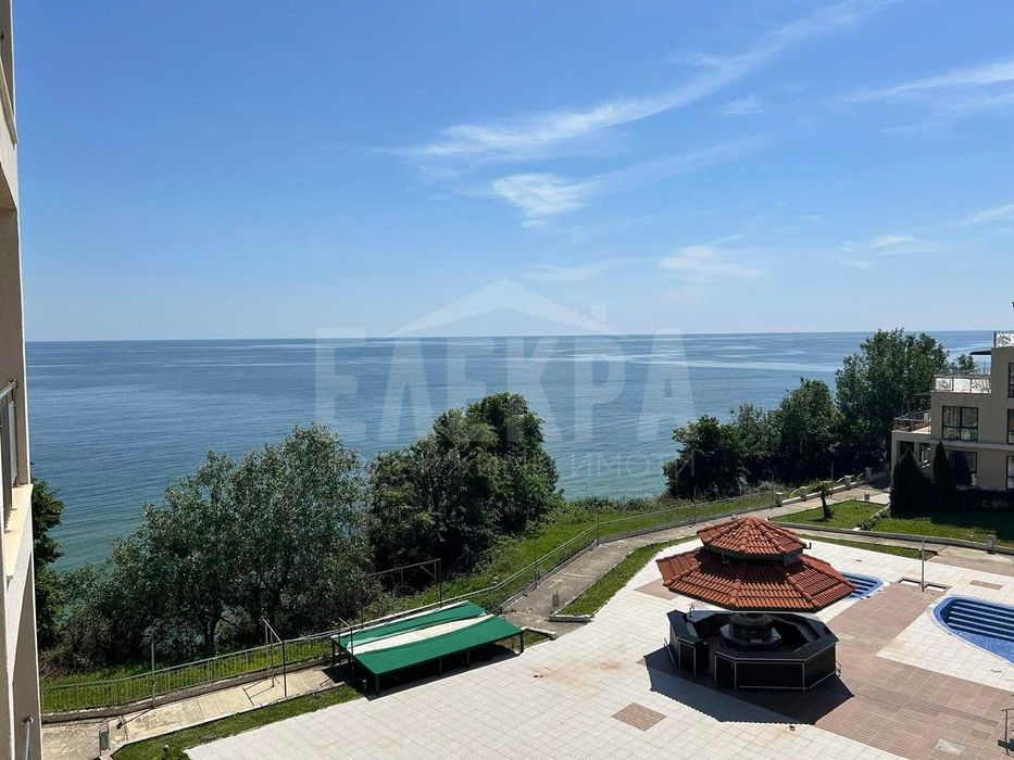 Апартамент на първа линия с просторна тераса и  гледка море!
