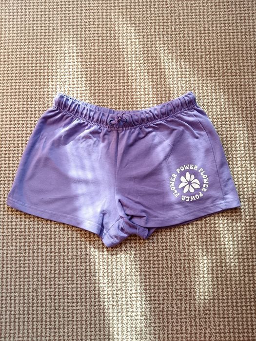 Лилави къси панталони