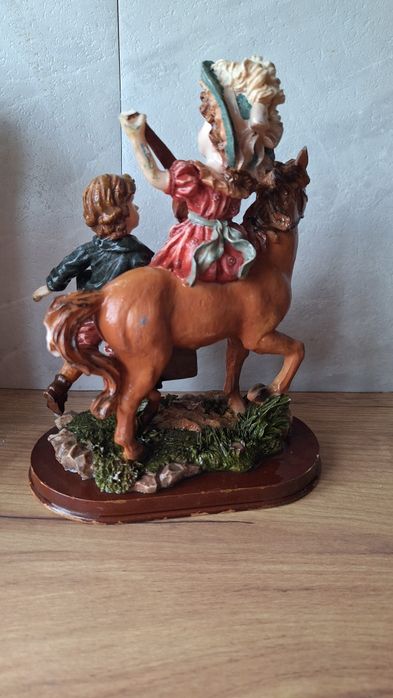 Фигурка - статуетка  на две деца с кон