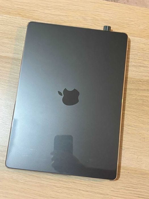 MacBook Pro M5 Pro – Почти като нов + Подарък калъф + батерия