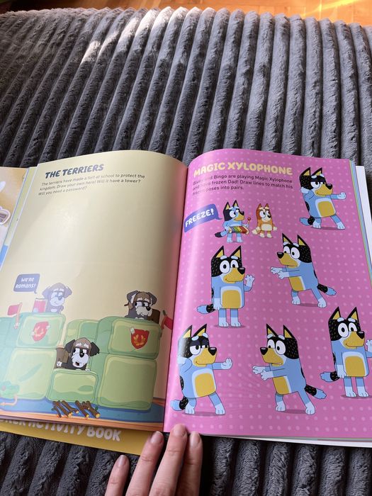 Чисто нова книжка с 50 стикера Bluey, Блуи, на английски език