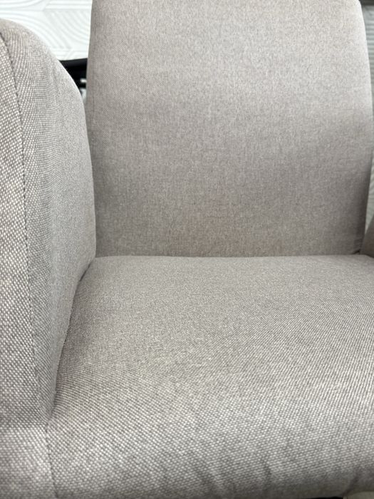 Офисное кресло на колесиках