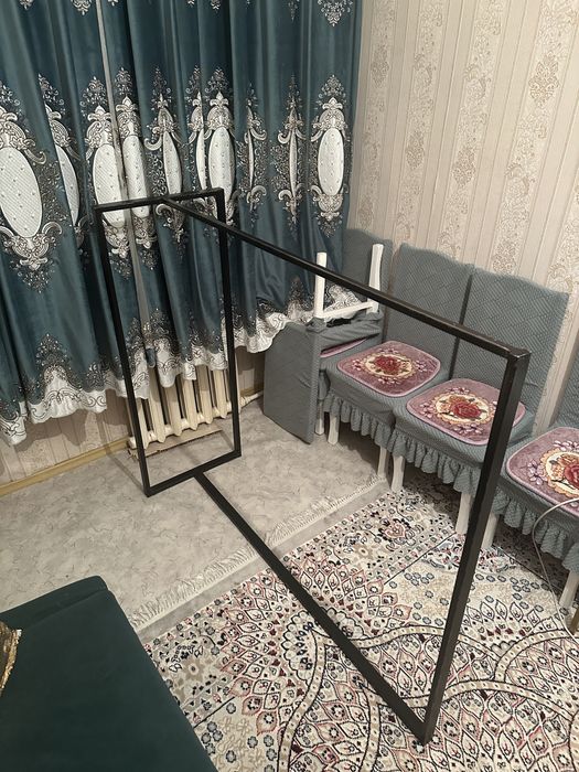 Напольная металлическая вешалка (рейл) для одежды