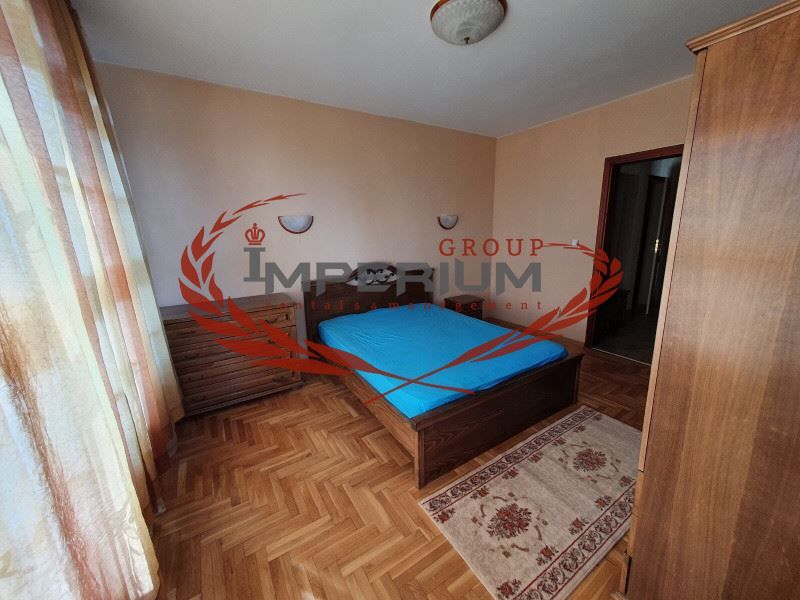 Двустаен обзаведен апартамент  с ПАРКОМЯСТО под наем в района на кв.