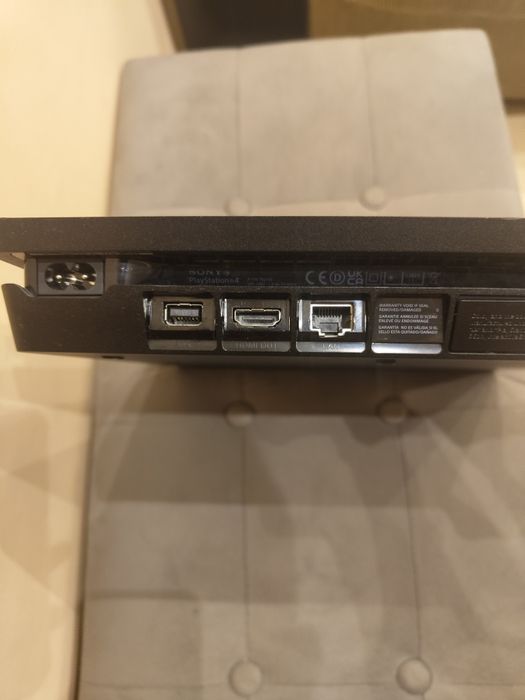 Продавам ps4 с външна памет,2джойстика,7игри