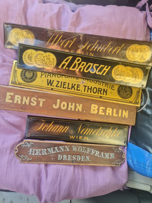 Табелите от стари пиана вече несъществуващи