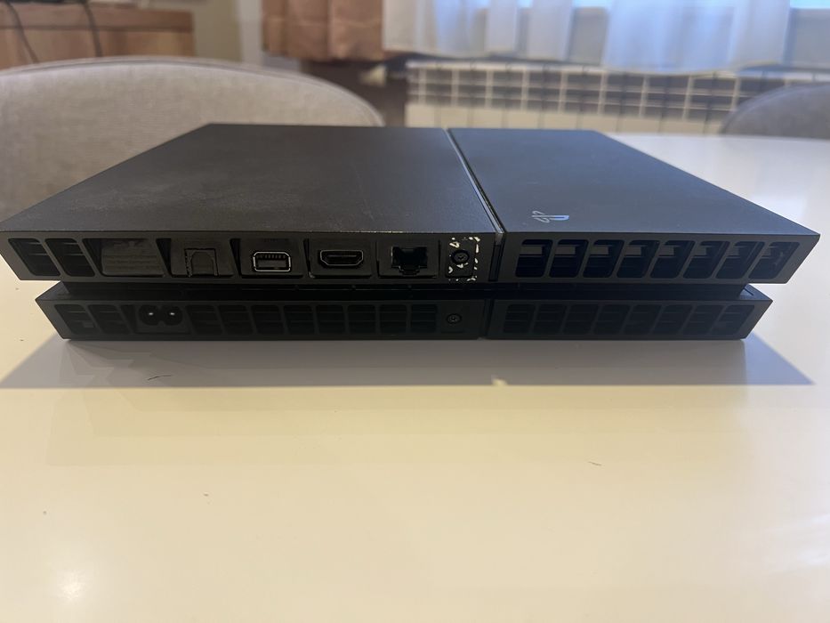 PlayStation 4 PS4 + 2 контролера + много игри