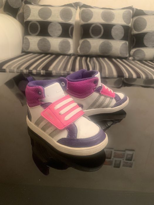 Продавам много запазени детцки кецове adidas!!!