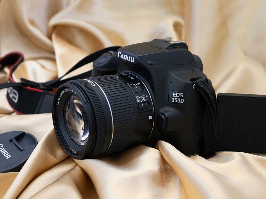 Canon EOS 250D с обектив Canon EF-S 18-55mm