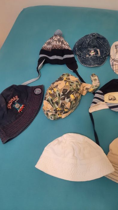 Lot căciulile și bascute bebe