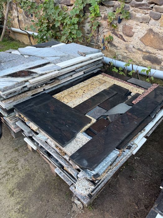 Bucati mari si mici de granit natural, ideale pentru pavaj mozaic, curti, alei