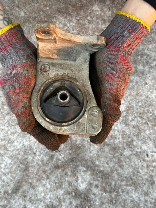 Подушка ДВС левая Mitsubishi Galant 8