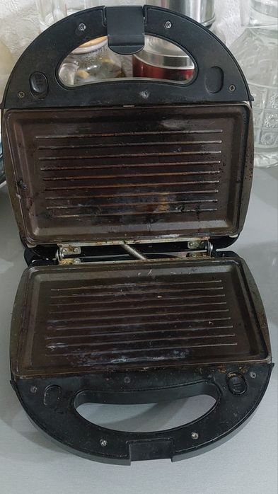 Вафельница в хорошем состоянии.