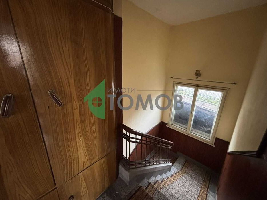 Монолитна къща с двор и гараж в град Чирпан