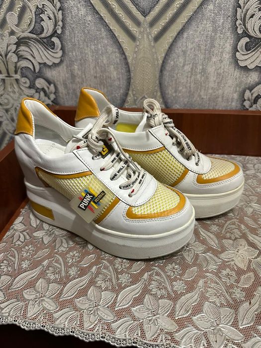 Продаю кожанные кроссовки