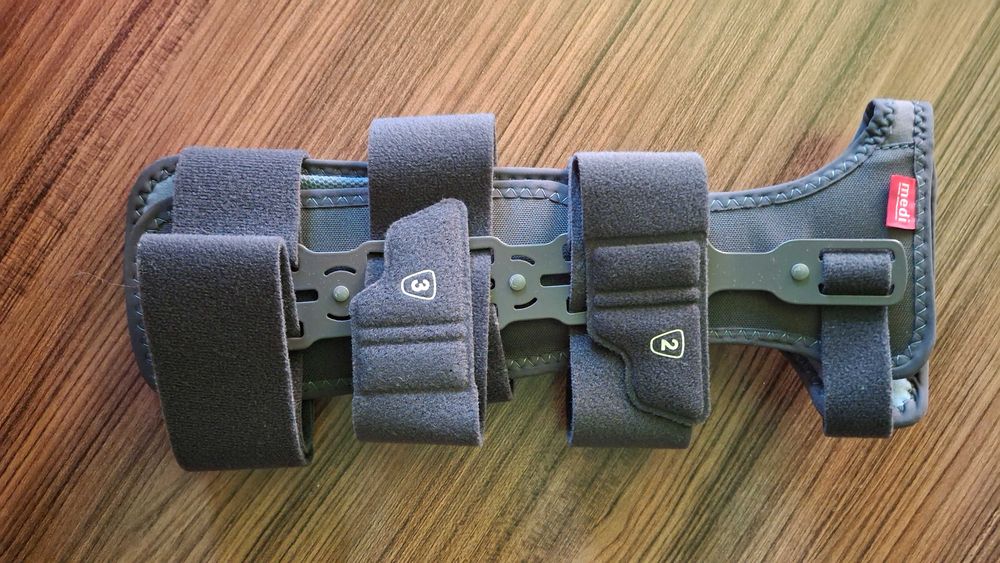 Шина за обездвижване на дясна китка