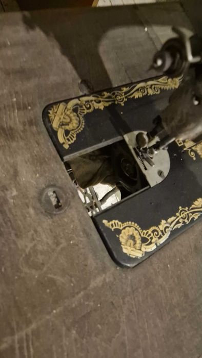 Шевна машина Singer, крачна, с метална маса/стойка