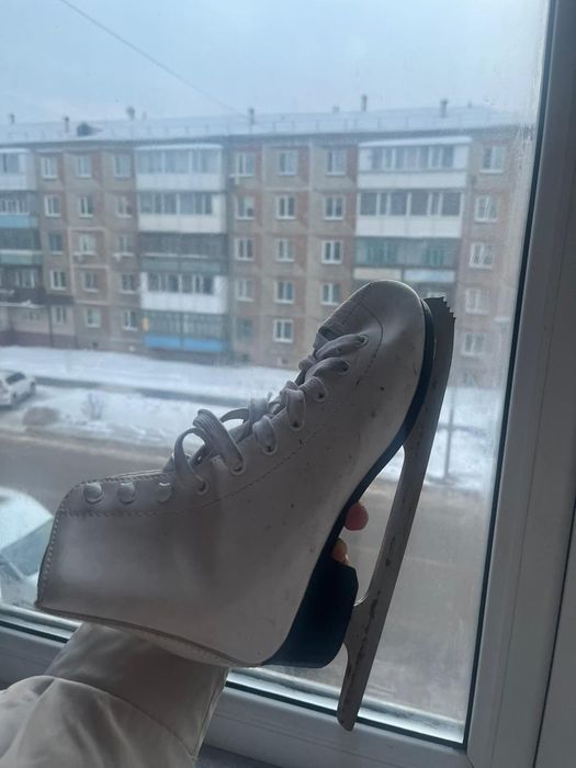 Коньки женские фигурные