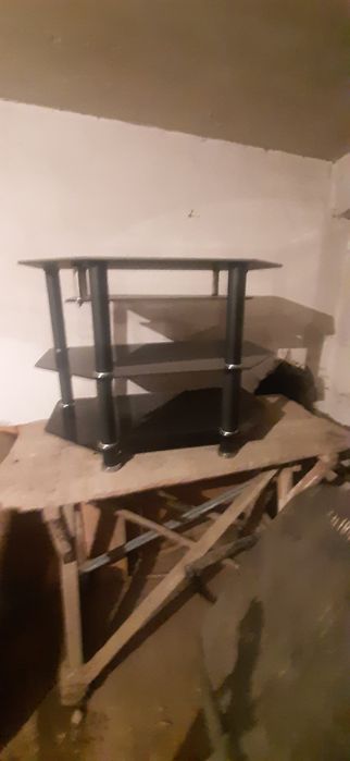 Подставка и телевизор.