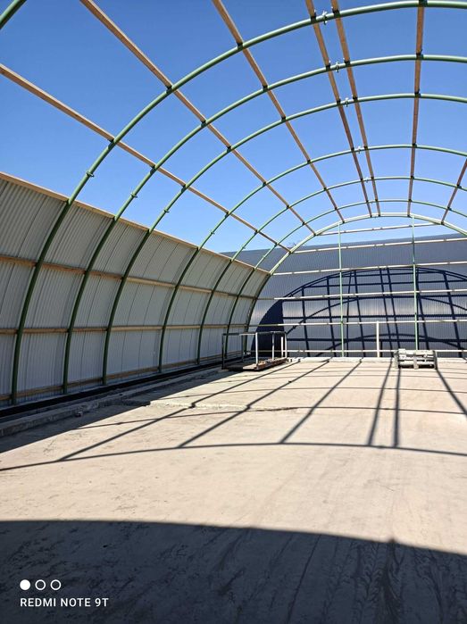 Hala Metalica arcuita de la sol