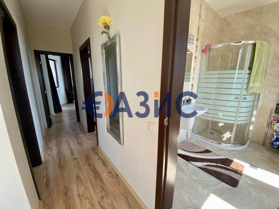 Двуетажна градска къща на първа линия море с невероятна гледка в