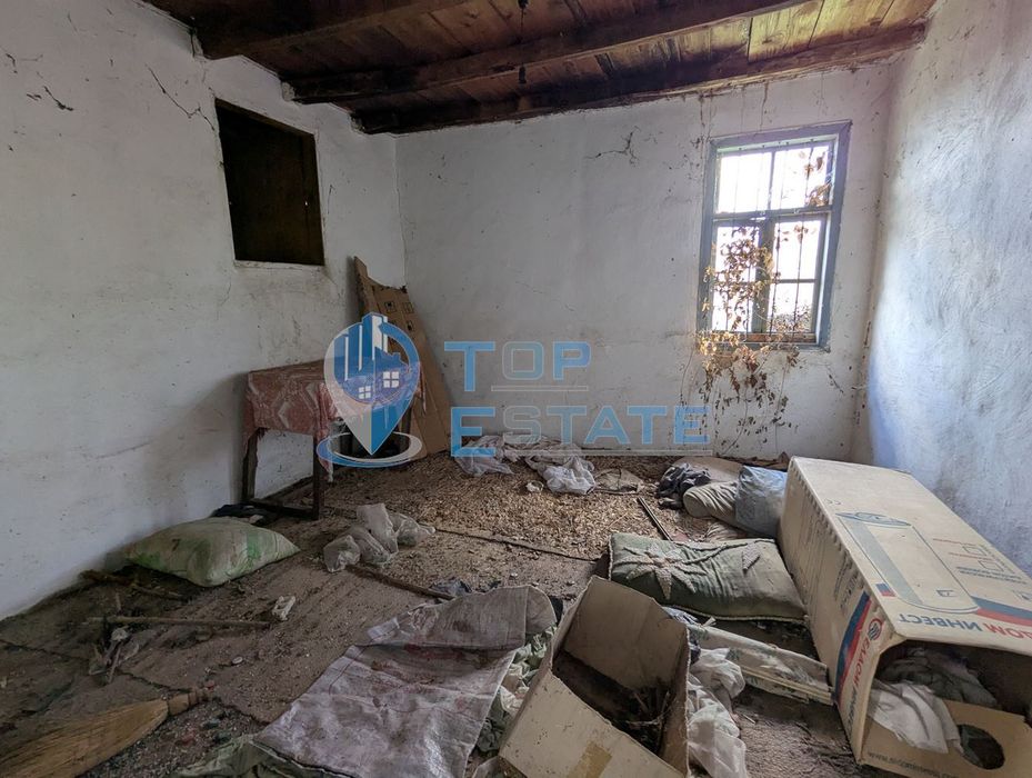 Къща с голям двор и кладенец в село Благоево, област Велико Търново