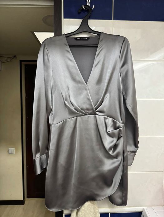 Платье Zara атласное, серое
