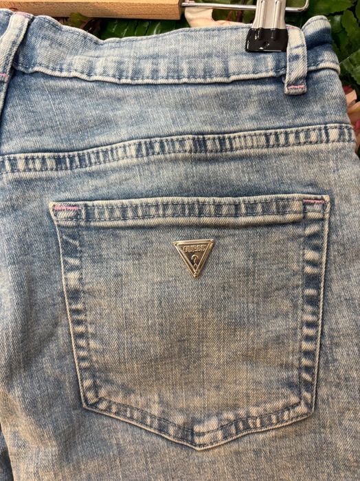 Дънки Guess с надпис