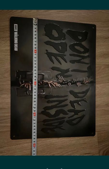 Продавам метален постер за стена или за врата